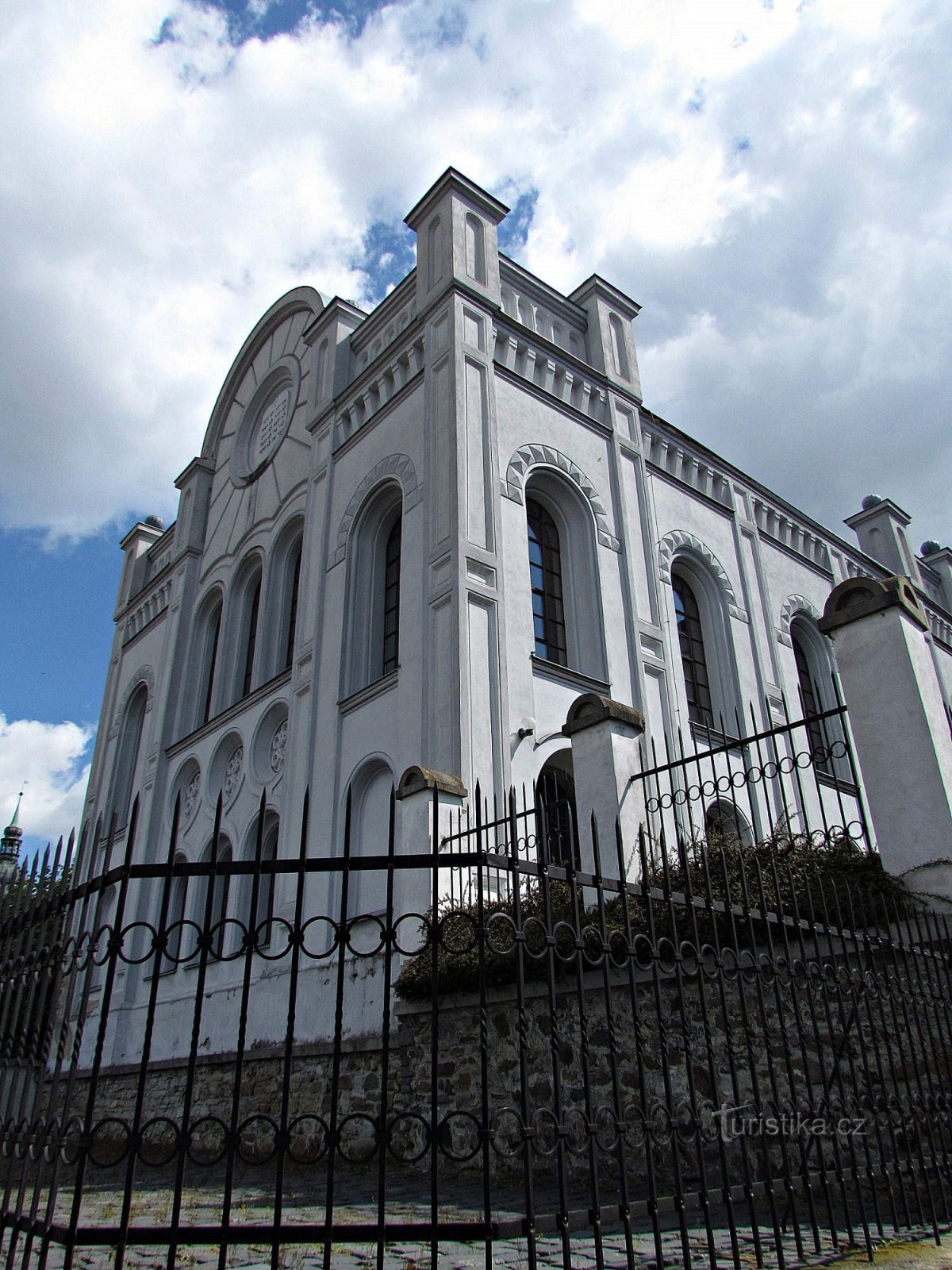 Reunuskuvia synagogan takaa