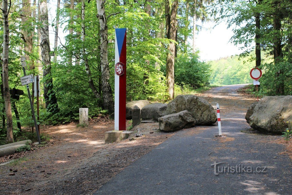 Poste frontalier avec une réplique d'une colonne de la 1ère République