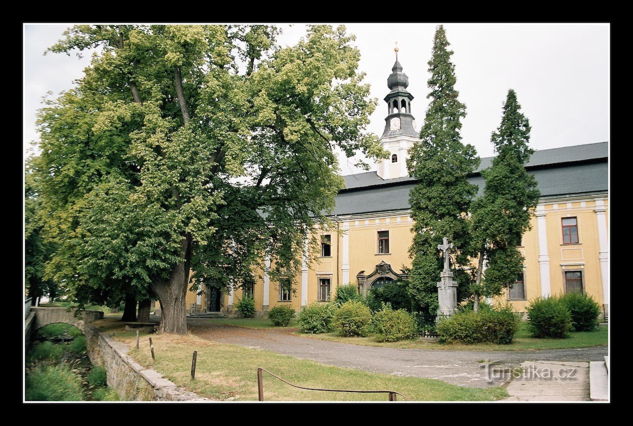 GRZEBĄ GRANICZNĄ GÓR RYCHLEBSKICH PRZEZ PÓŁNOCNĄ GMINĘ ŚLĄSKA MORAWSKIEGO –