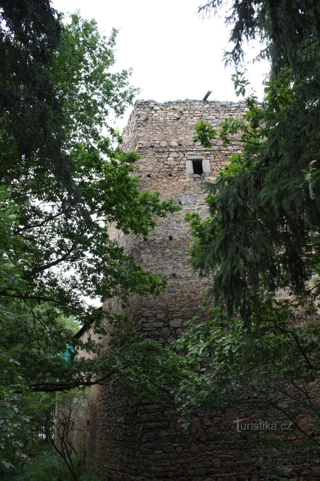 Prismatischer dreistöckiger Turm