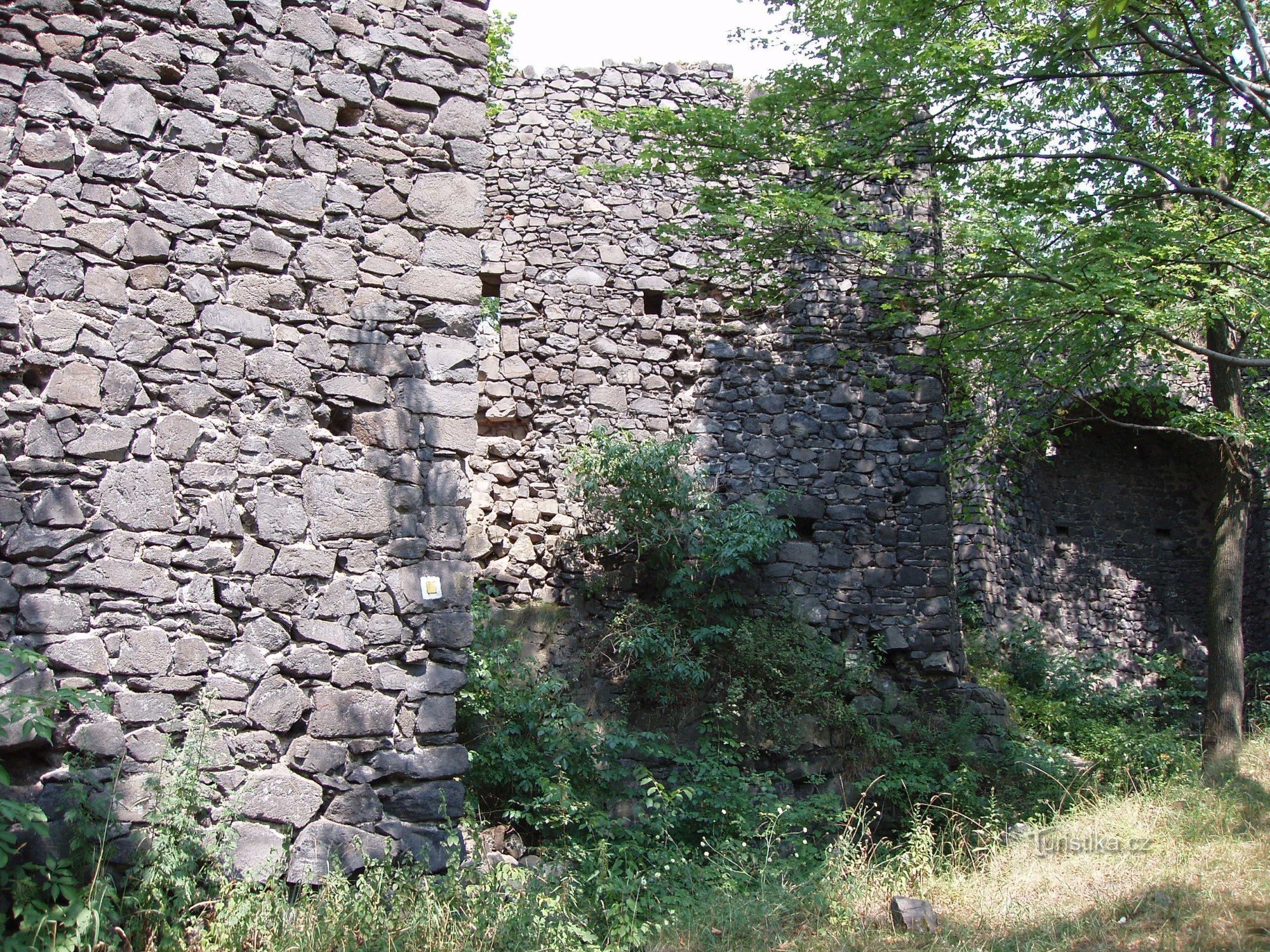 prizmatični bastioni ispred ulaza