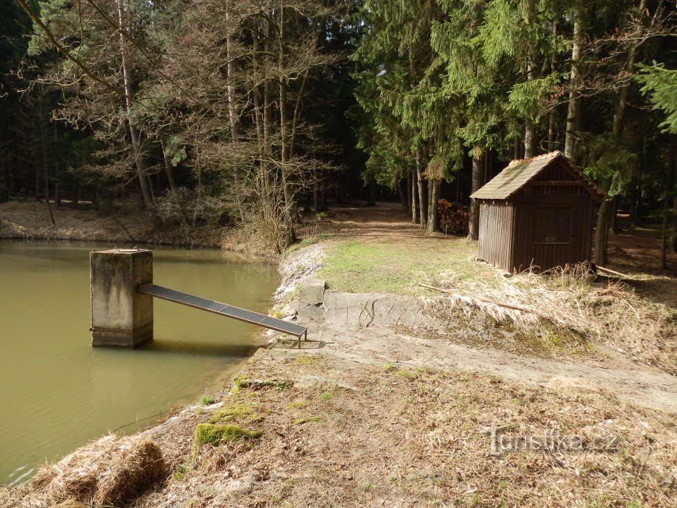 Damm mit Schleuse, Hochwasserentlastung und Technikschuppen