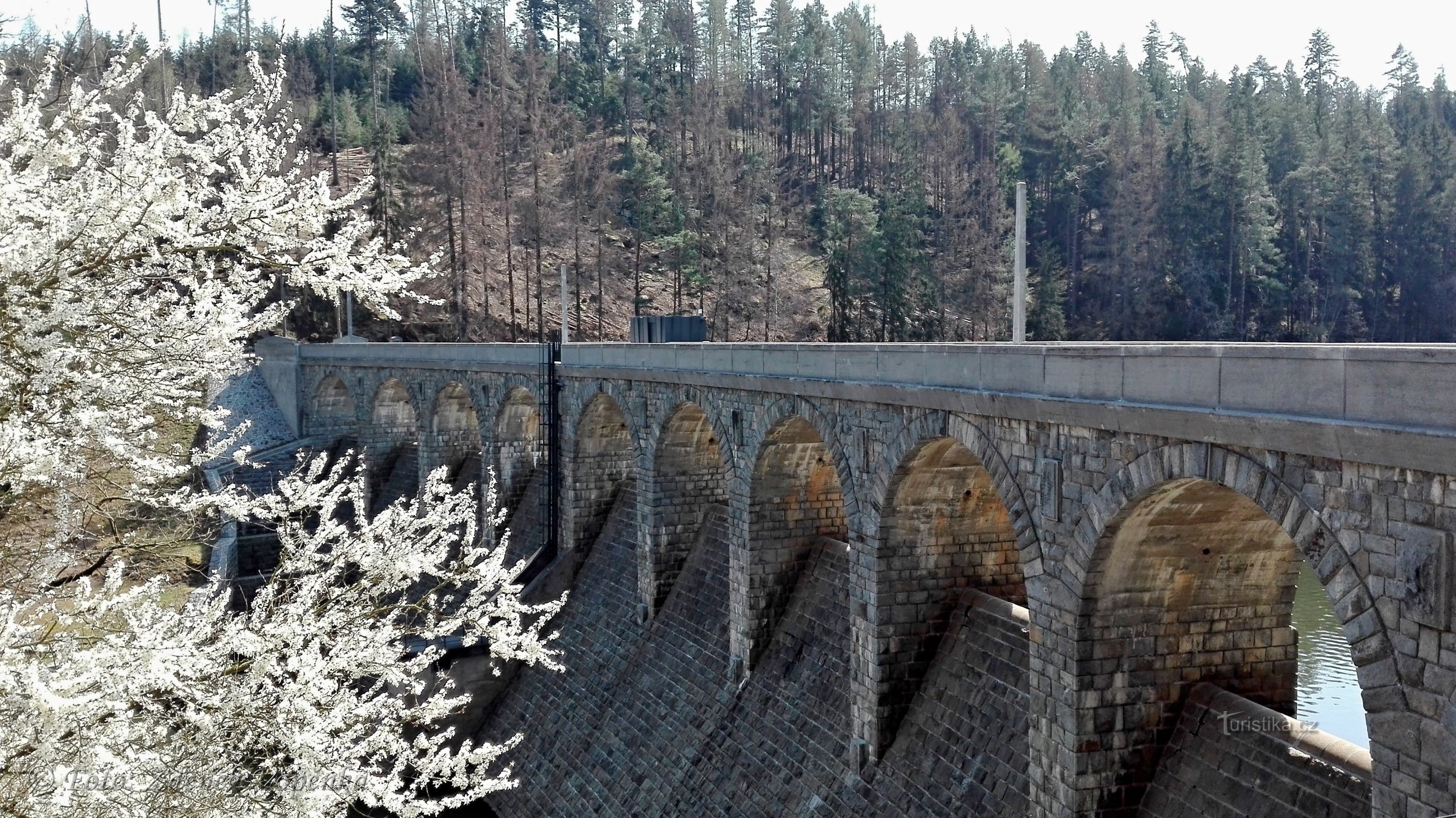 Dam van de Sedlic-dam.