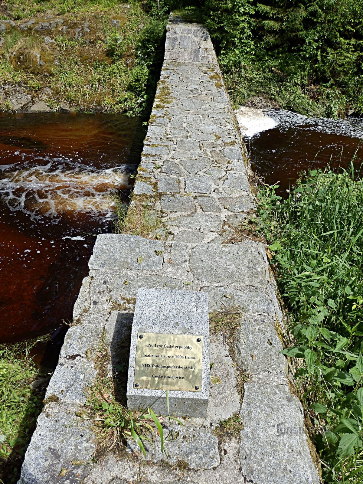 急流のせき止め Huťský potok - 余水吐は、オーバーフロー エッジが上にある横方向のオブジェクトです。