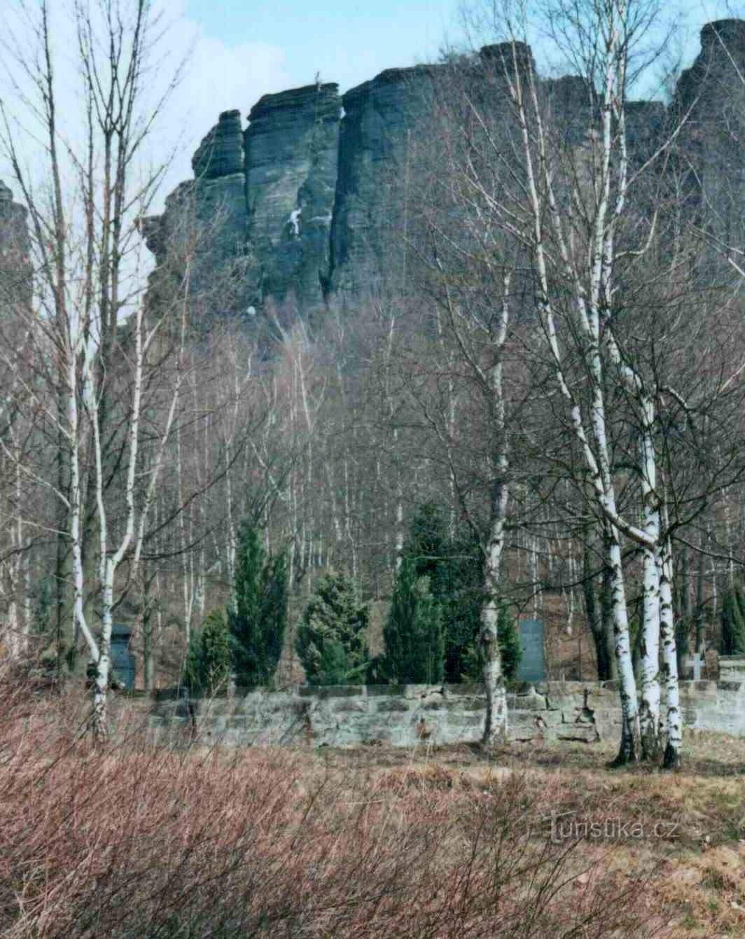 墓地和登山者