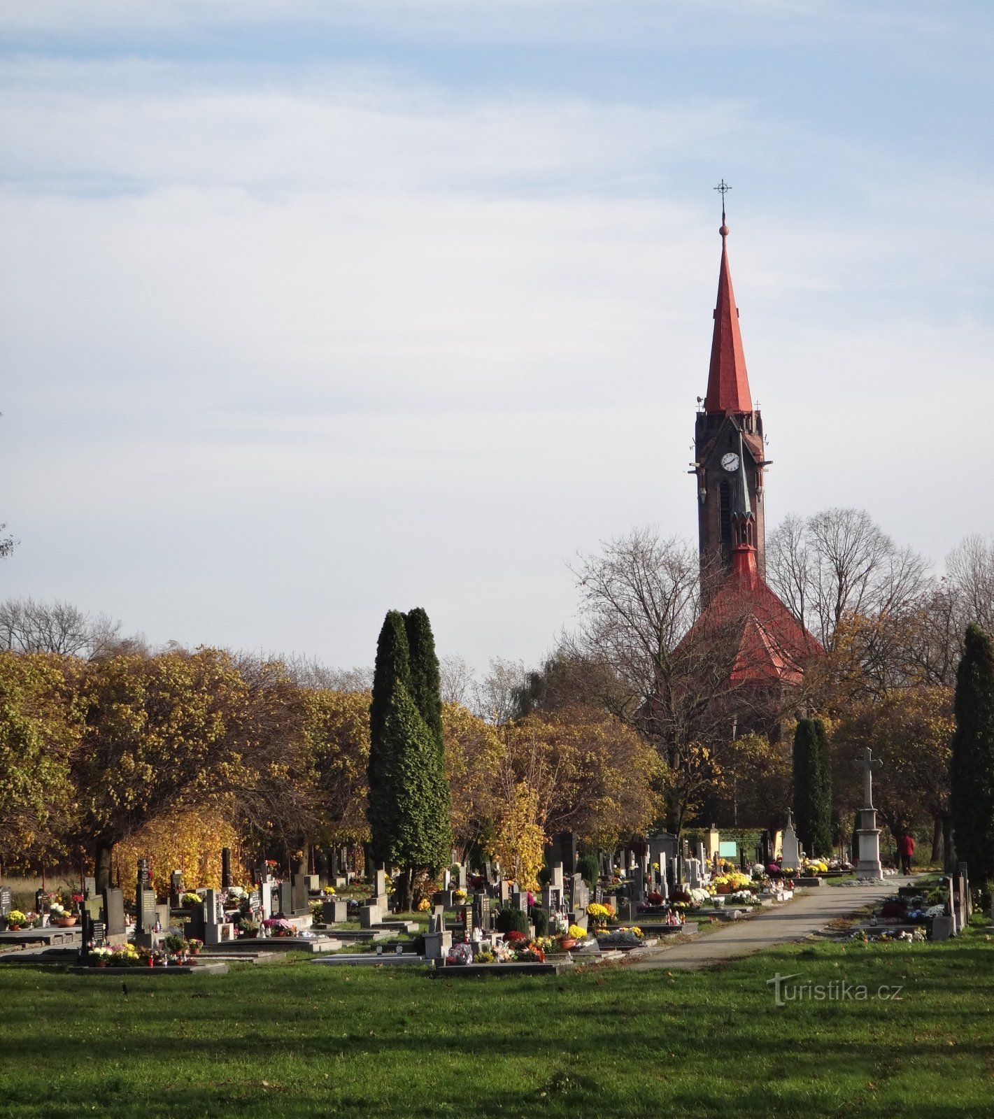 kyrkogård och kyrka från sjön