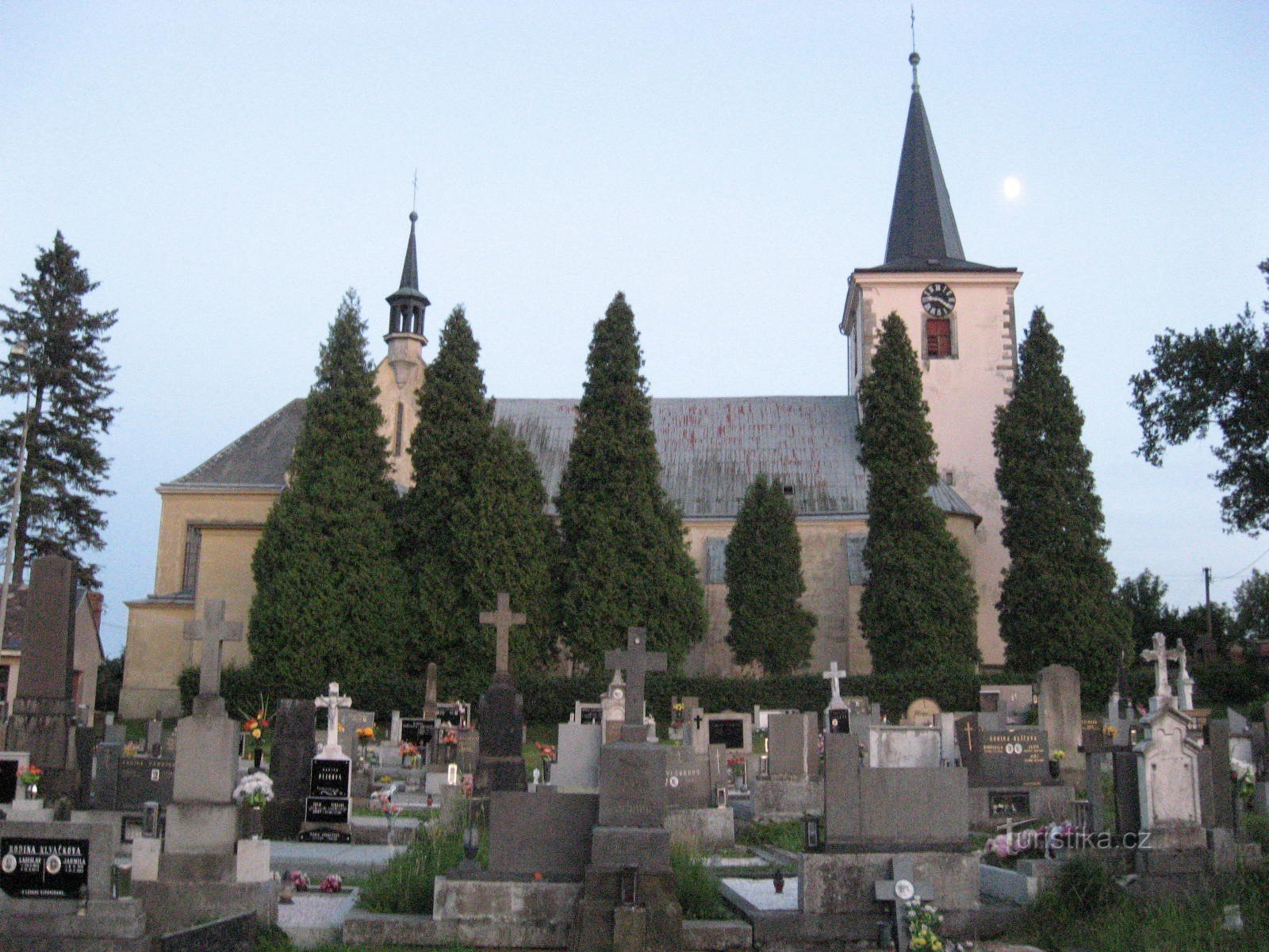 temető és templom a Szt. Jiří Kunčínban