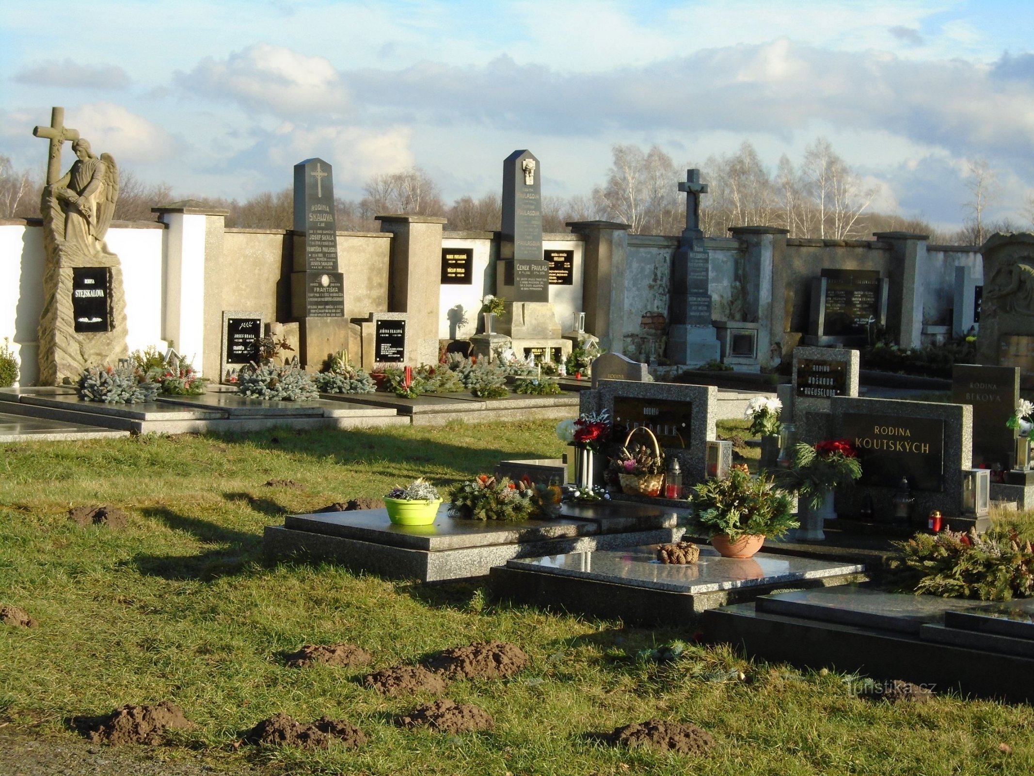 Il cimitero e la stazione della Na Bahn dietro di esso (Libišany, 6.1.2018 gennaio XNUMX)