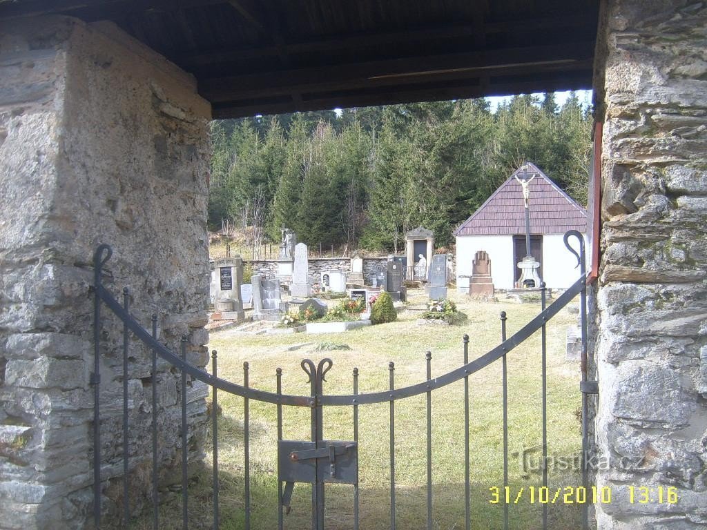 kyrkogård där soldater som dog i kraschen med ett Junkers-plan 1945 ligger begravda