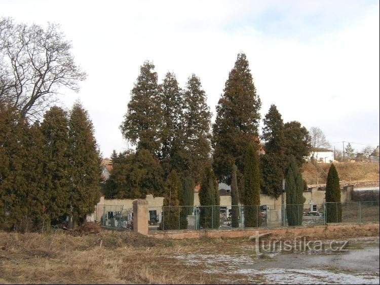 Cimitir în sudul satului