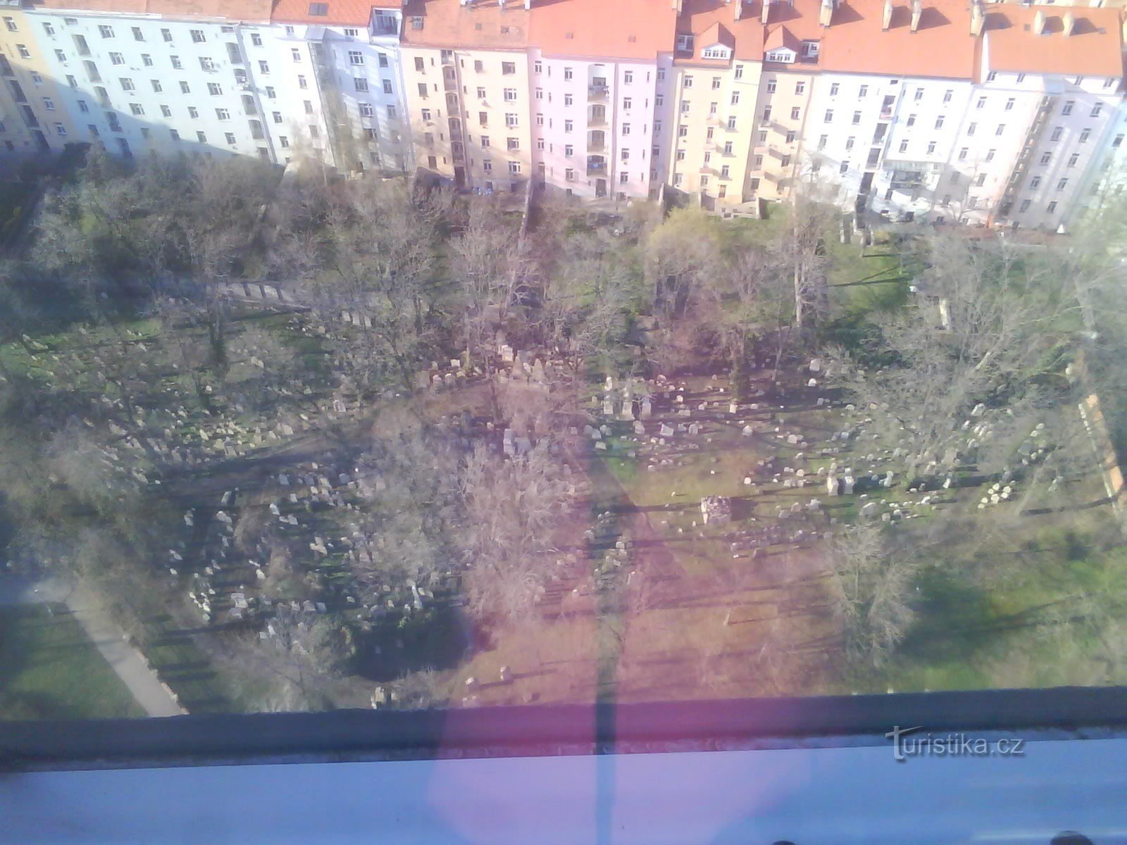 Kyrkogård under tornet