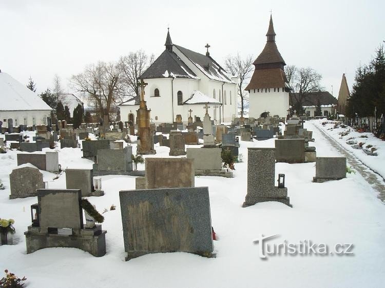 hřbitov s kostelem a zvonicí