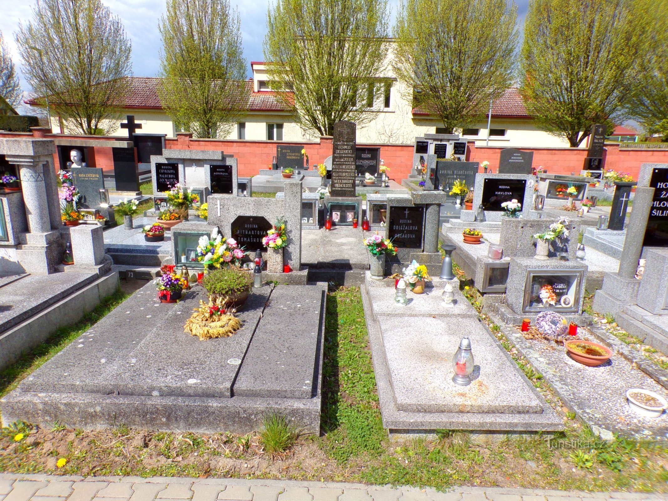 Cmentarz (Srch, 27.4.2022)