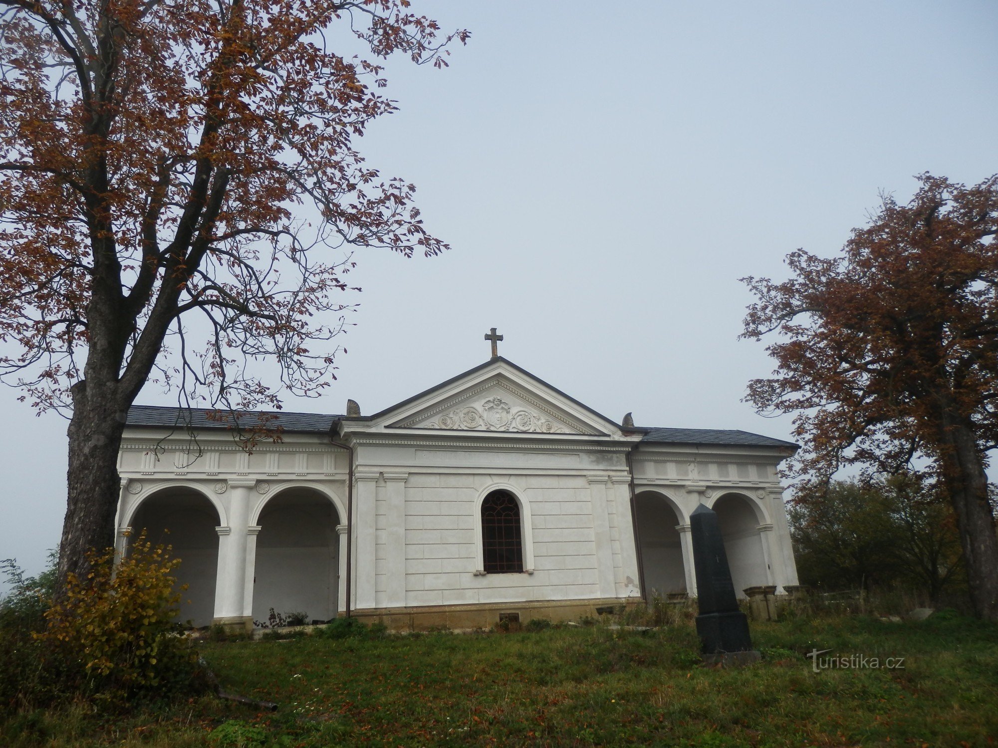 Hautausmaa lähellä Zámrskin kylää