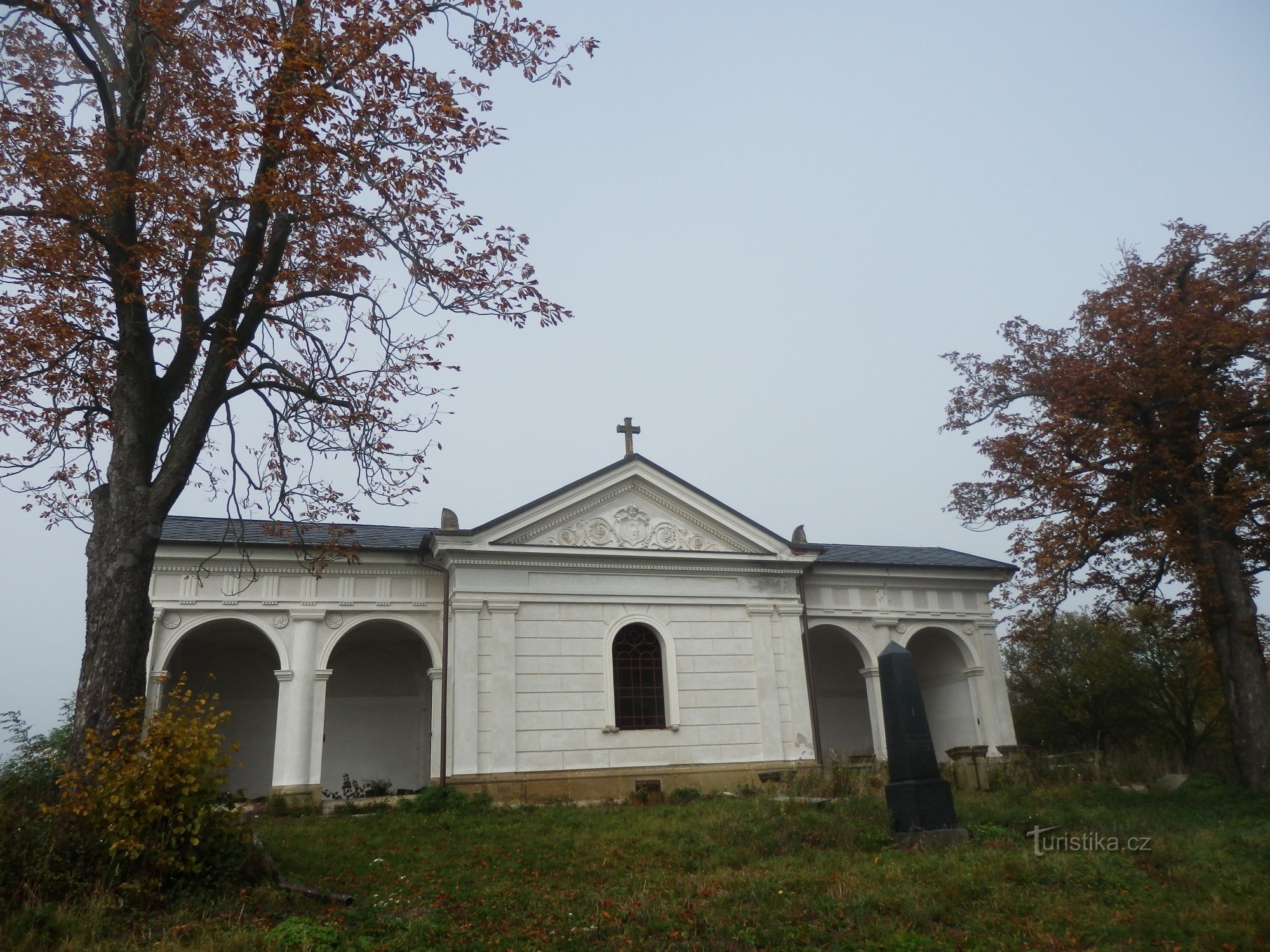 Cementerio cerca del pueblo de Zámrsk