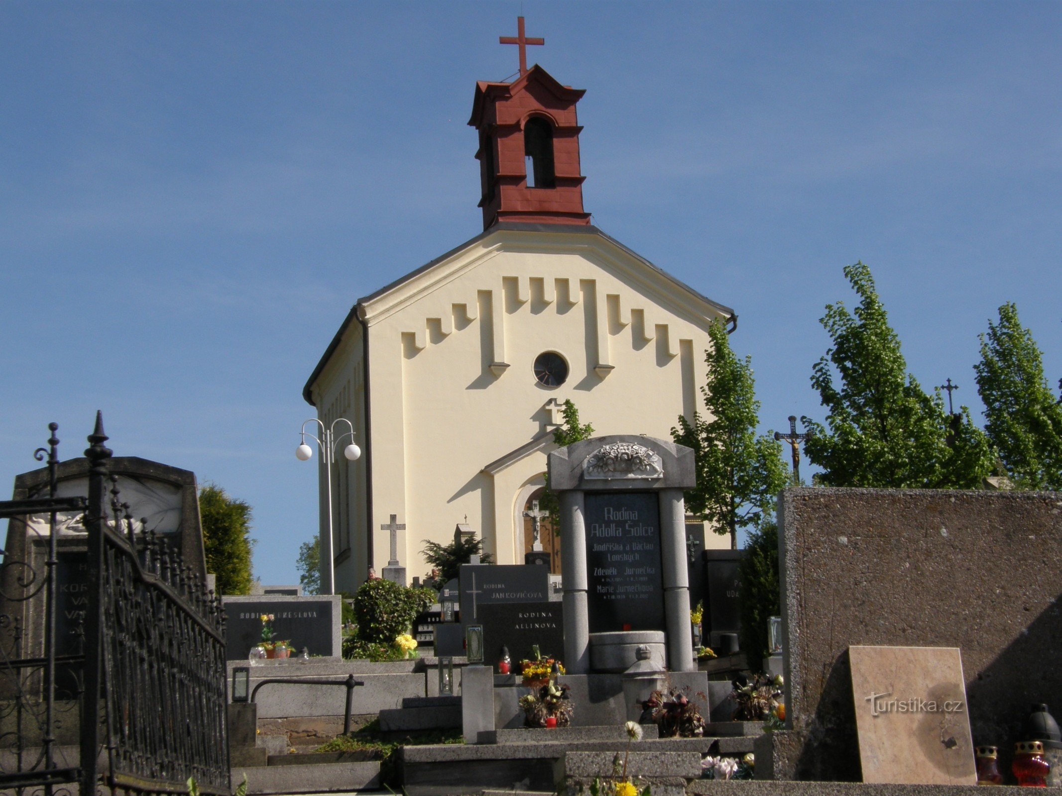 Begraafplaats in C. Kostelec met kapel