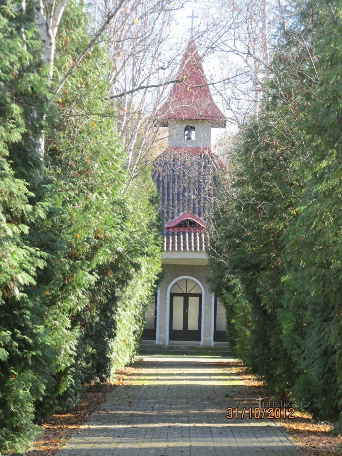 Begraafplaats in Hlízov - uitzicht vanaf de toegangspoort