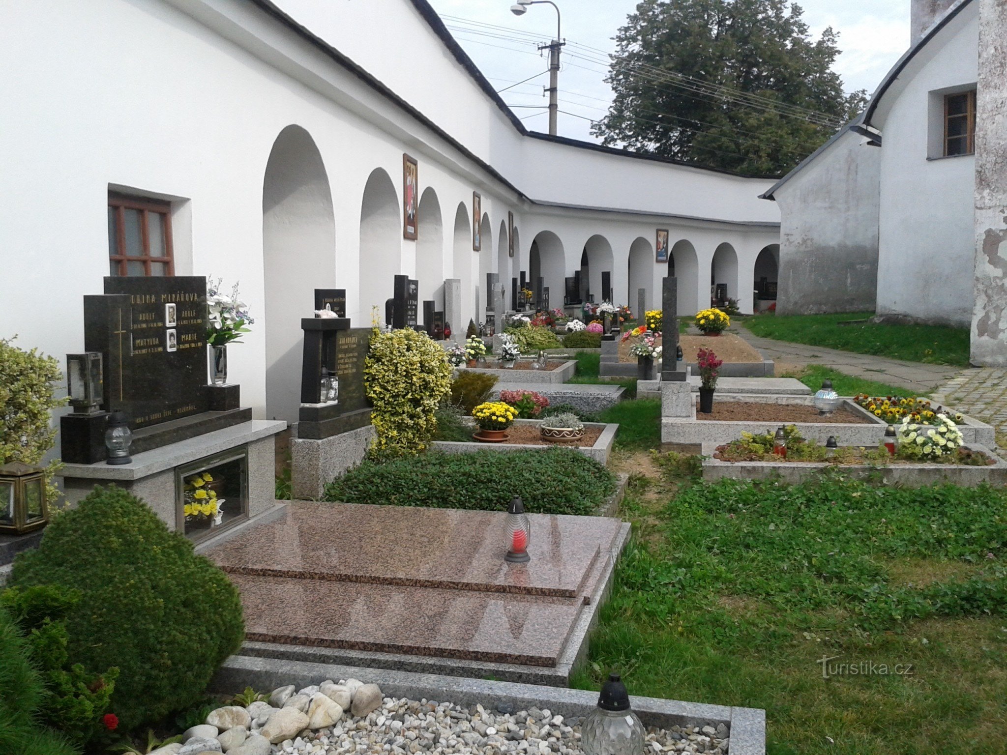 kyrkogården i Horní Studýnky nära kyrkan