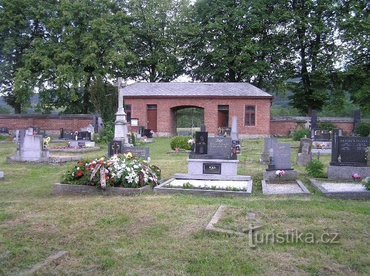 Cemitério em Mlýnické Dvůr: Eu gostaria de deitar aqui um dia!