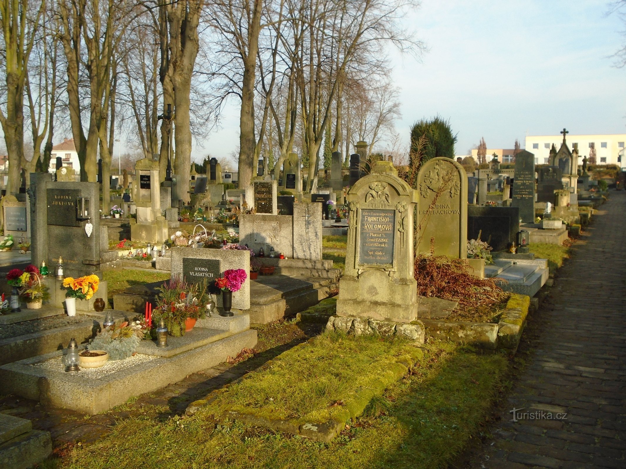 Cementerio en Plotiště nad Labem (Hradec Králové, 26.12.2017/XNUMX/XNUMX)