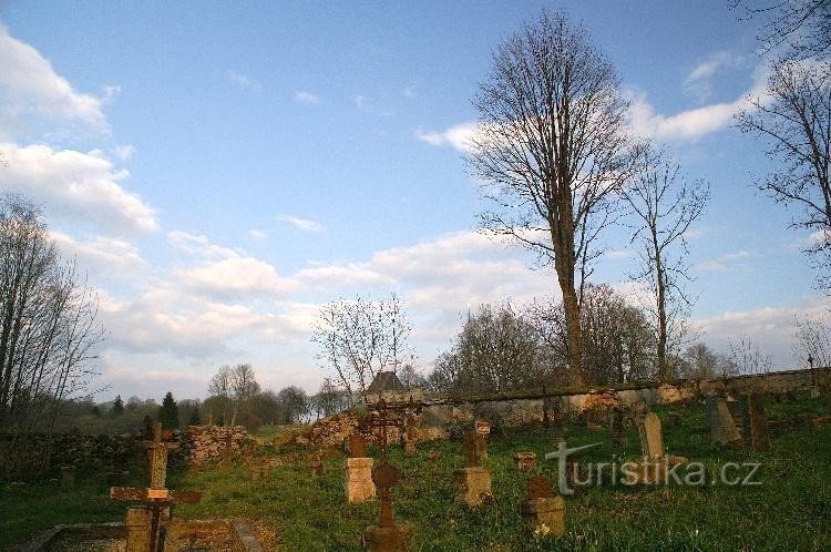 kyrkogård i Pohoří: romantiken på en gammal kyrkogård