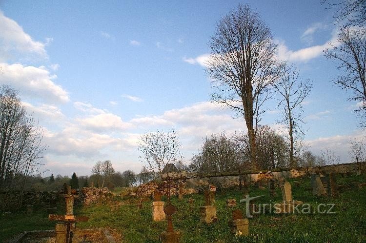 pokopališče v Pohoříju: romantika starega pokopališča