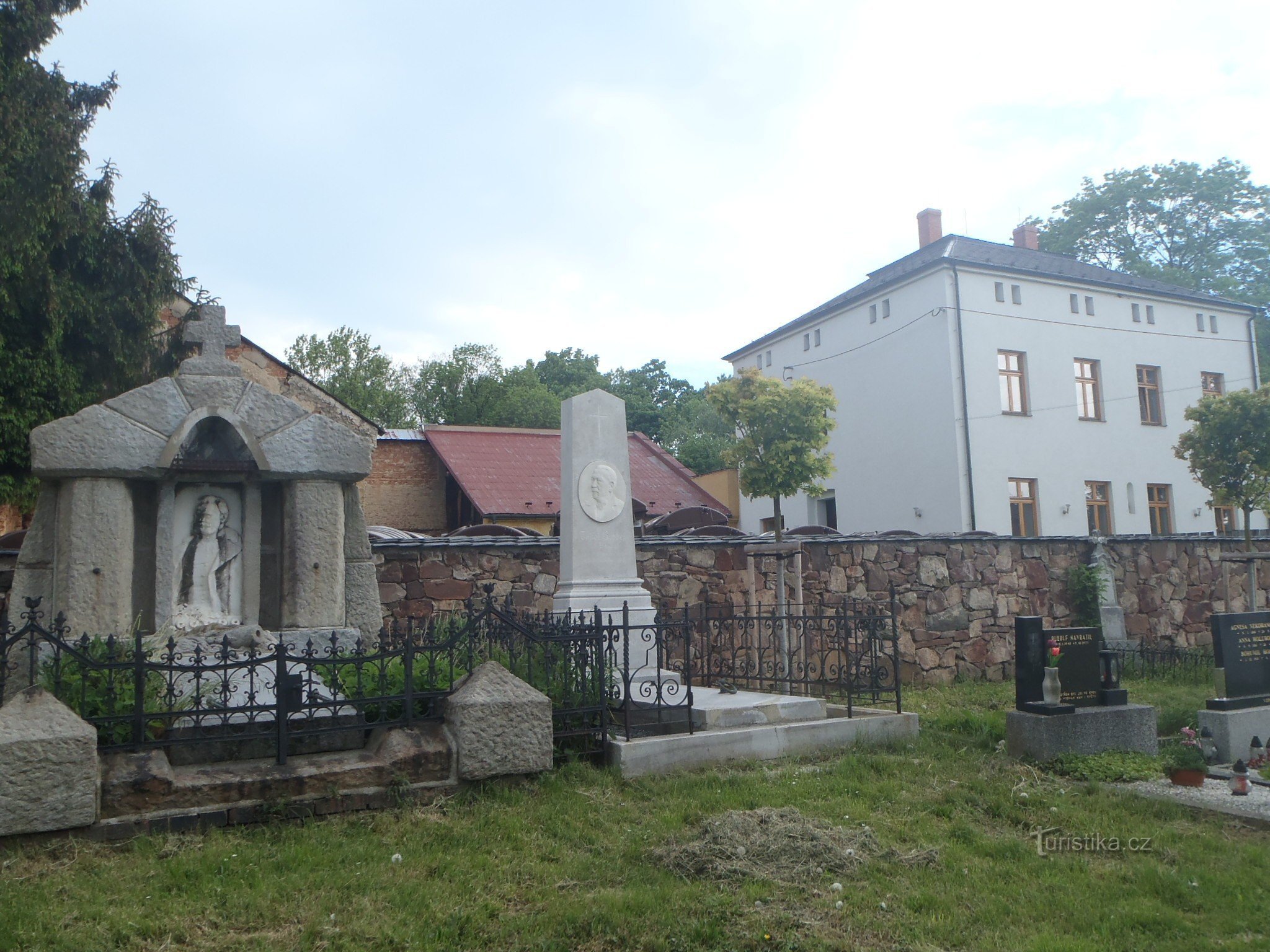 Cimitir, în stânga este mormântul generalului Laufer