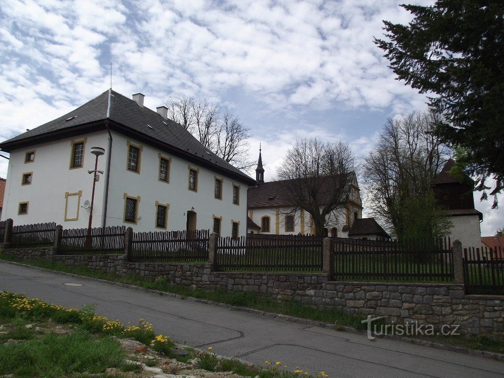 Friedhofsgelände mit Pfarrhaus