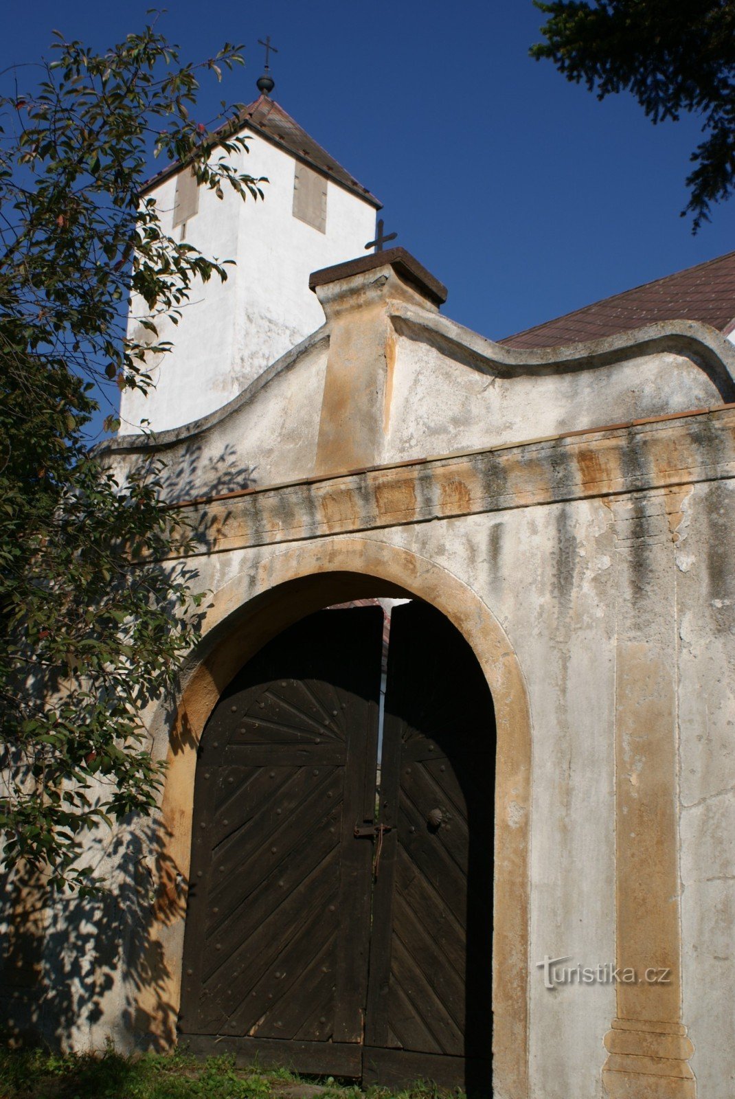 puerta del cementerio