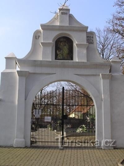 Porte de cimetière avec cimetière Néo-Renaissance: Porte de cimetière avec cimetière Néo-Renaissance