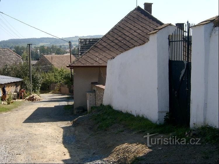 Porte du cimetière : depuis Náměstí Svobody près du centre commercial, nous prendrons la route vers le nord