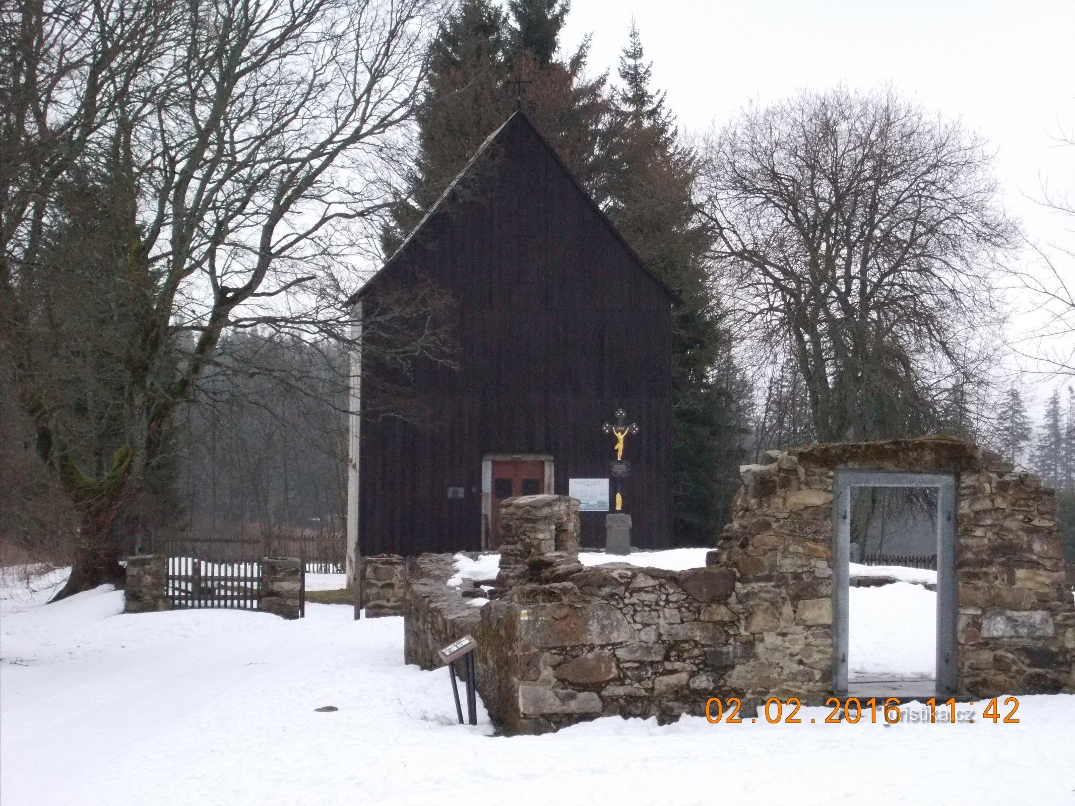 Chapelle du cimetière St. Croix dans le village de Hůrka