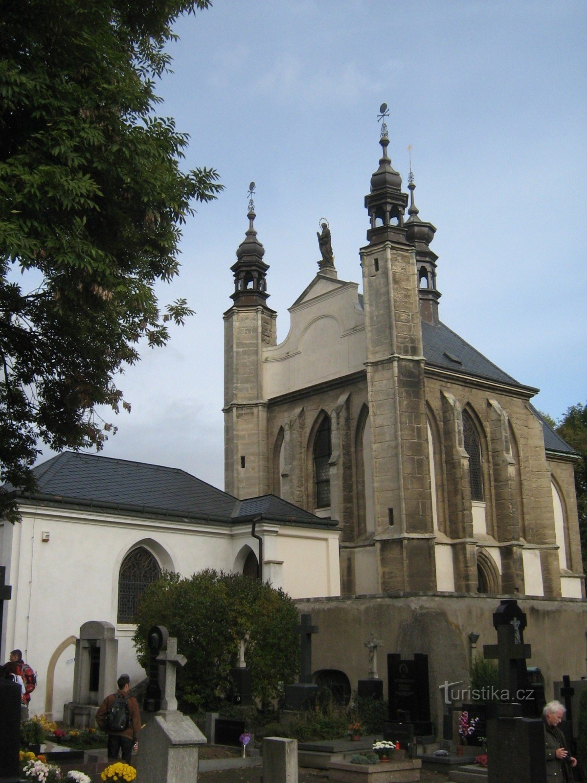 Kapela na groblju Svih Svetih s kosturnicom
