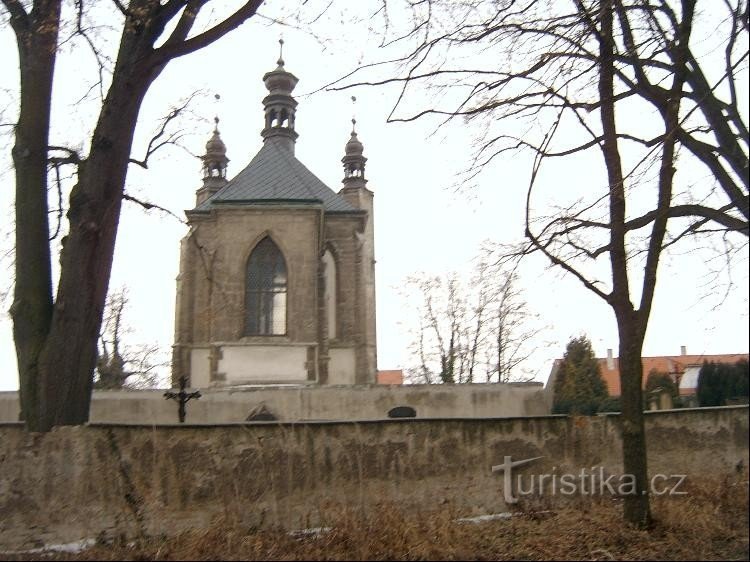 A temetőkápolna keletről: A Sedleck-csontháznak érdekes története van. Eredetileg b