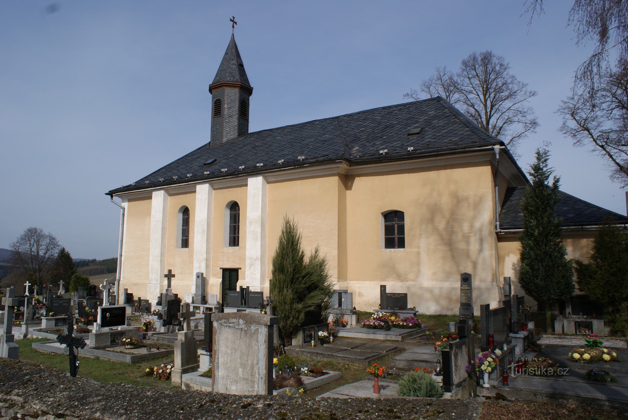 hřbitovní kostel v Bouzově