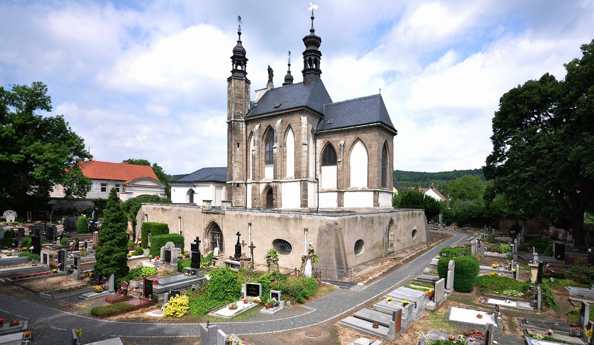 Iglesia del cementerio de todos los santos con osario