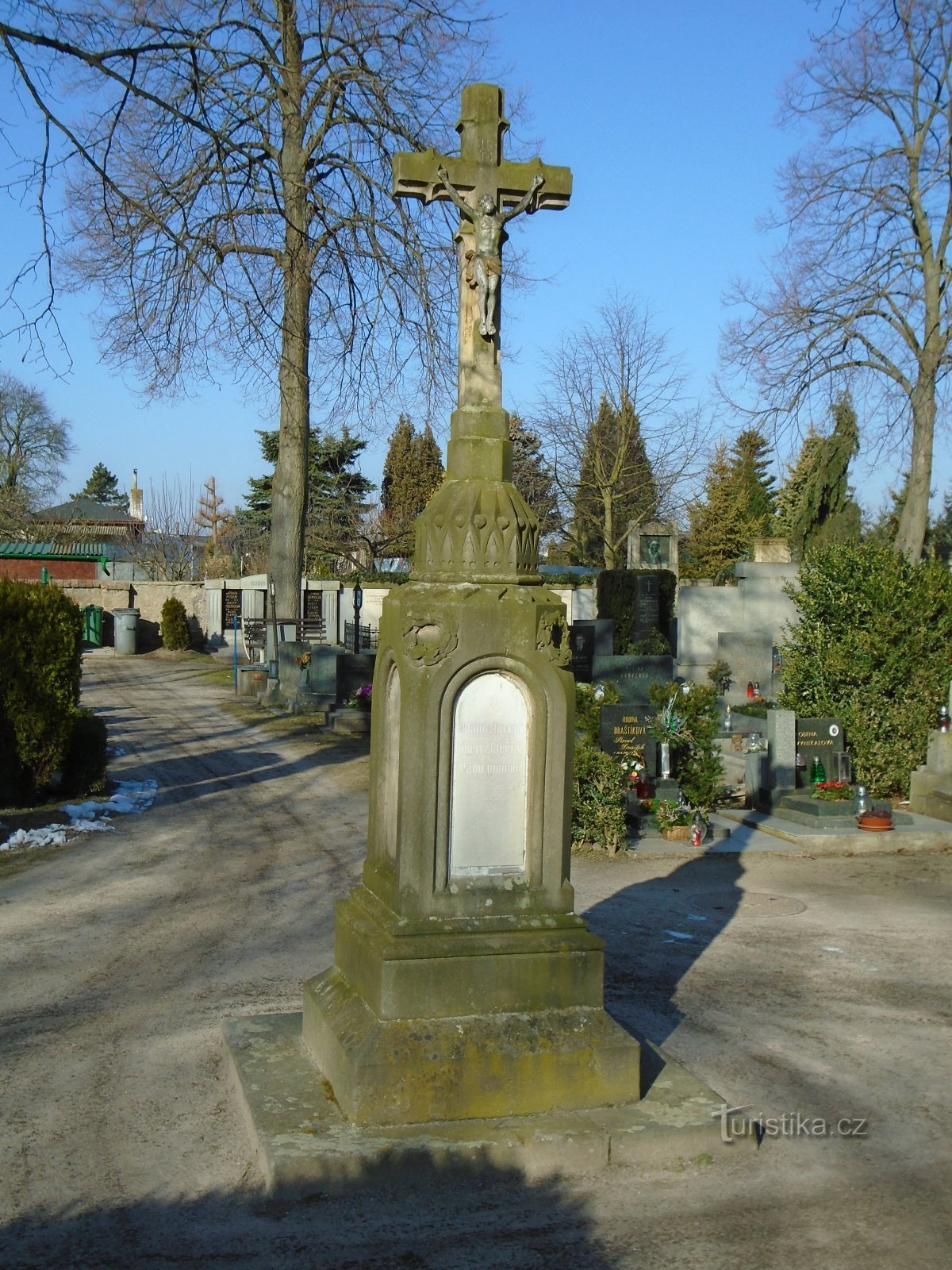 Pouchov の墓地の十字架 (Hradec Králové、22.2.2018/XNUMX/XNUMX)