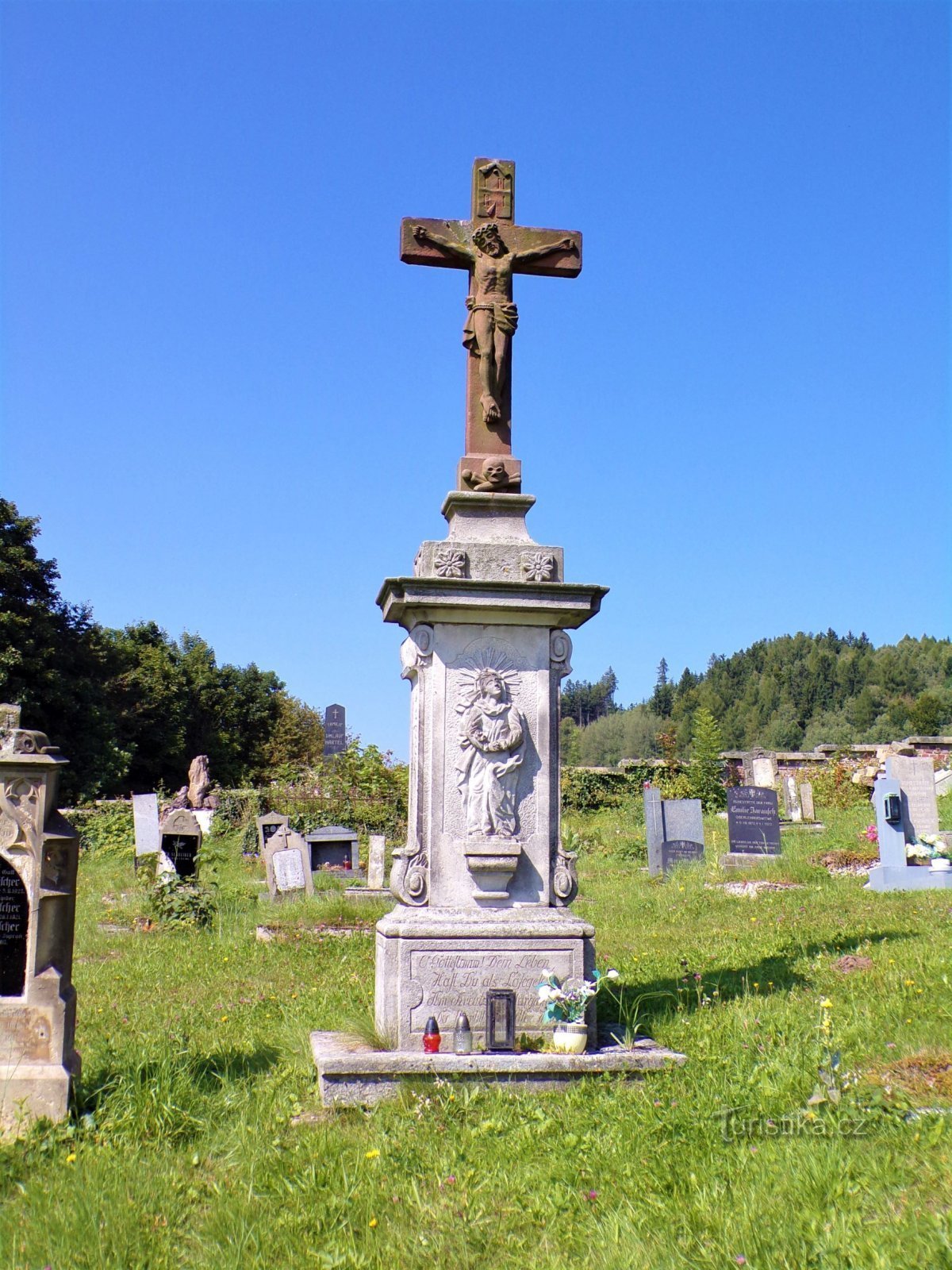 Cruz del cementerio en la iglesia de St. Juan el Bautista (Markoušovice, 6.9.2021/XNUMX/XNUMX)