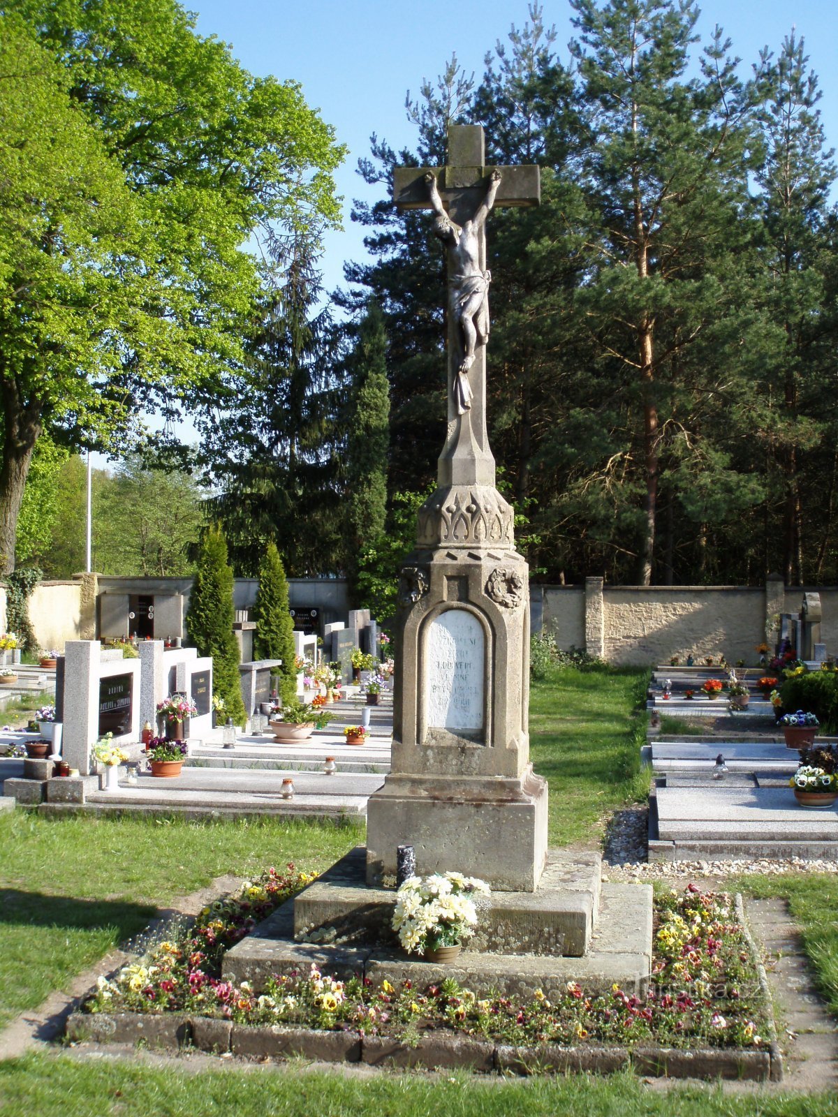 Friedhofskreuz in Malšov Lhota (Hradec Králové, 25.4.2009)