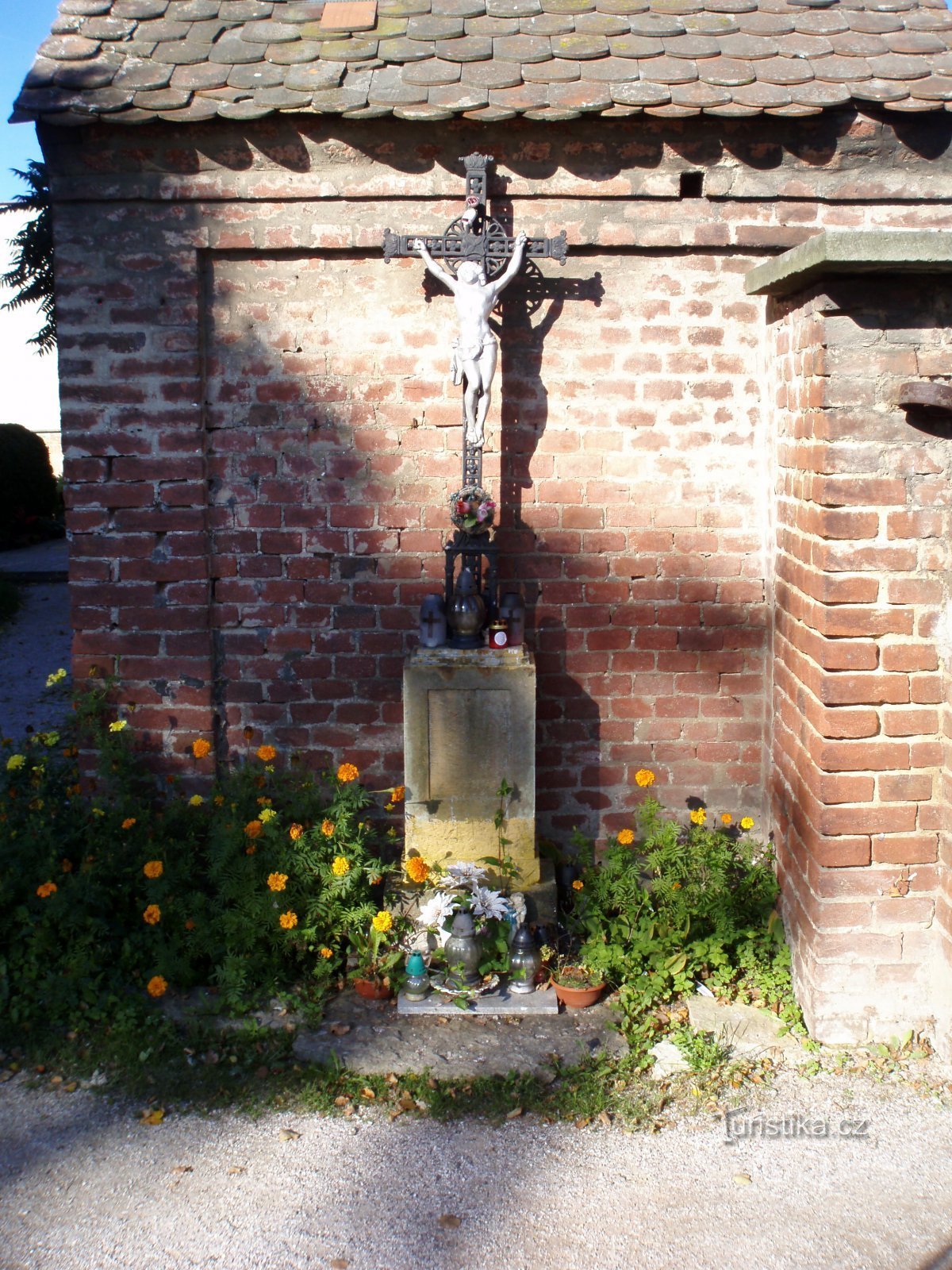 Cruz de cementerio en la parte original del cementerio de Novi Hradec Králové (Hradec Králové, 28.9.2011/XNUMX/XNUMX)