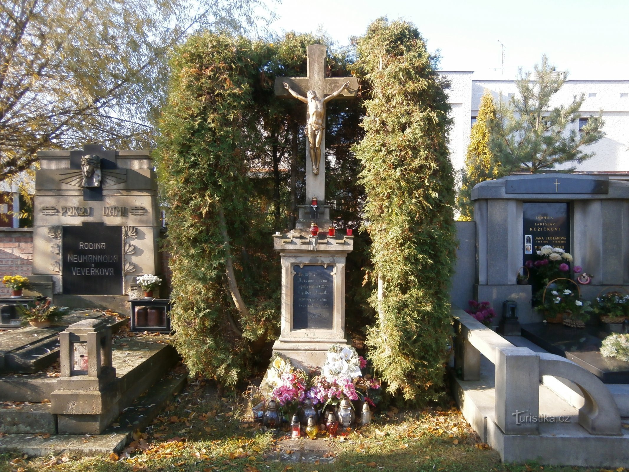 Hřbitovní kříž v rozšířené části novohradeckého hřbitova (Hradec Králové, 13.11.2012)
