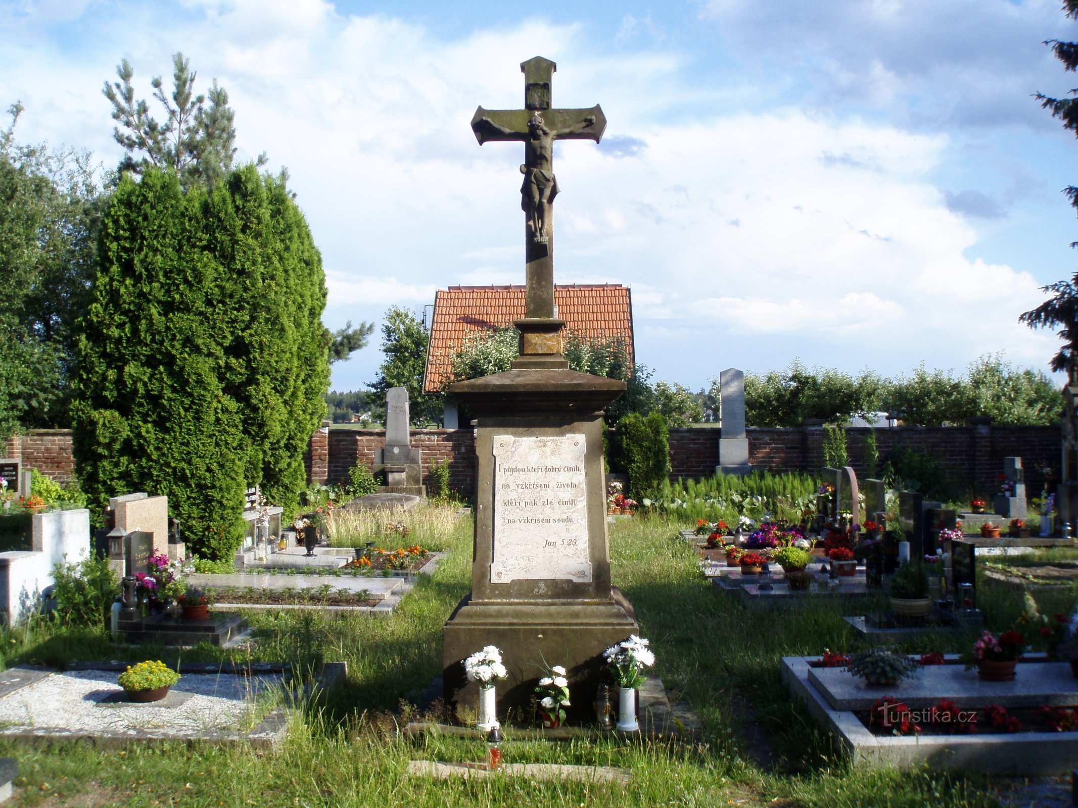 Hřbitovní kříž ve Svinarech (Hradec Králové, 24.6.2011)