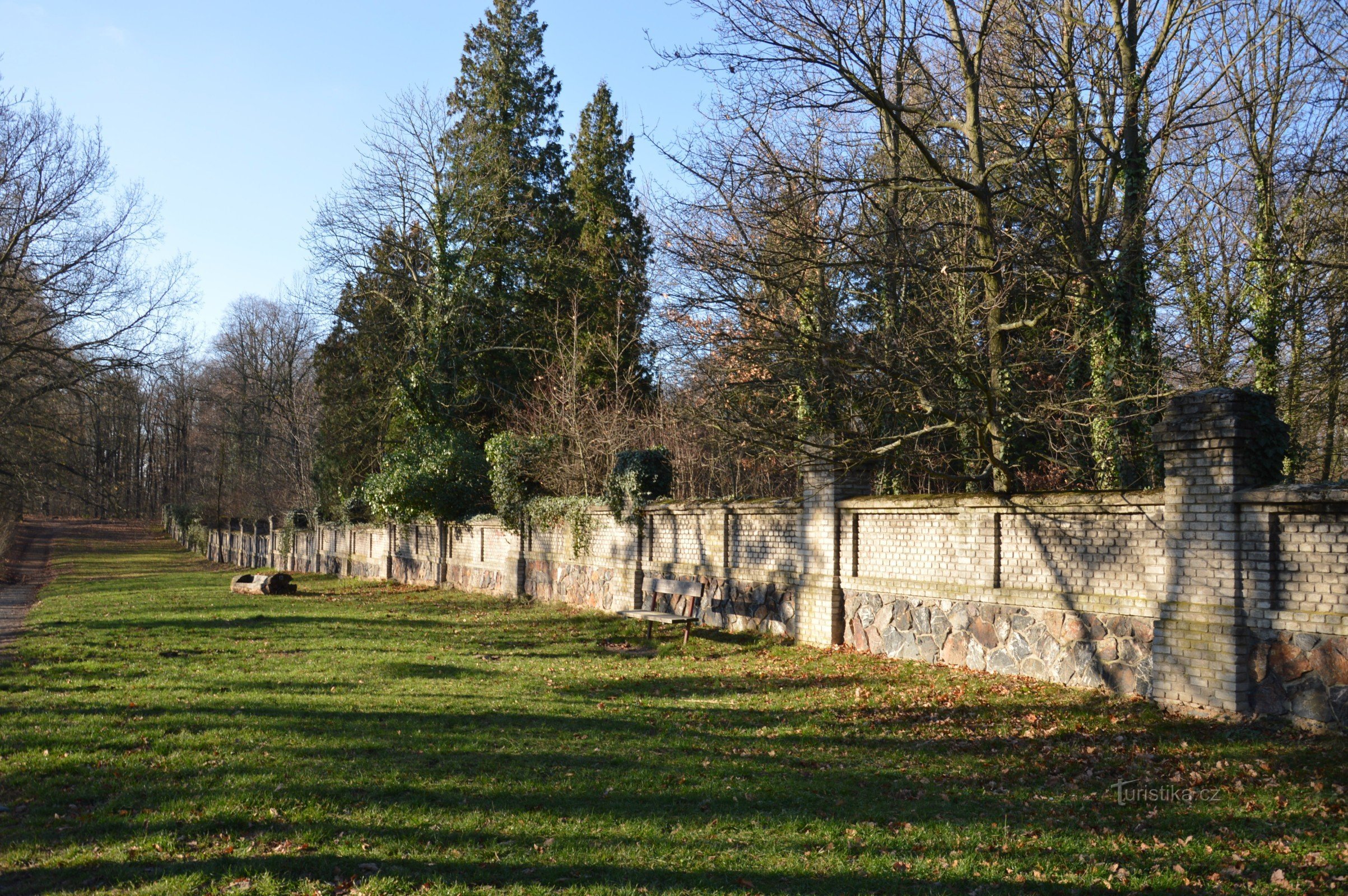 zidul cimitirului