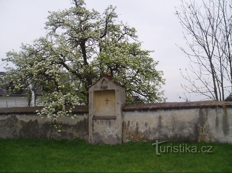 Zidul cimitirului din jurul bisericii