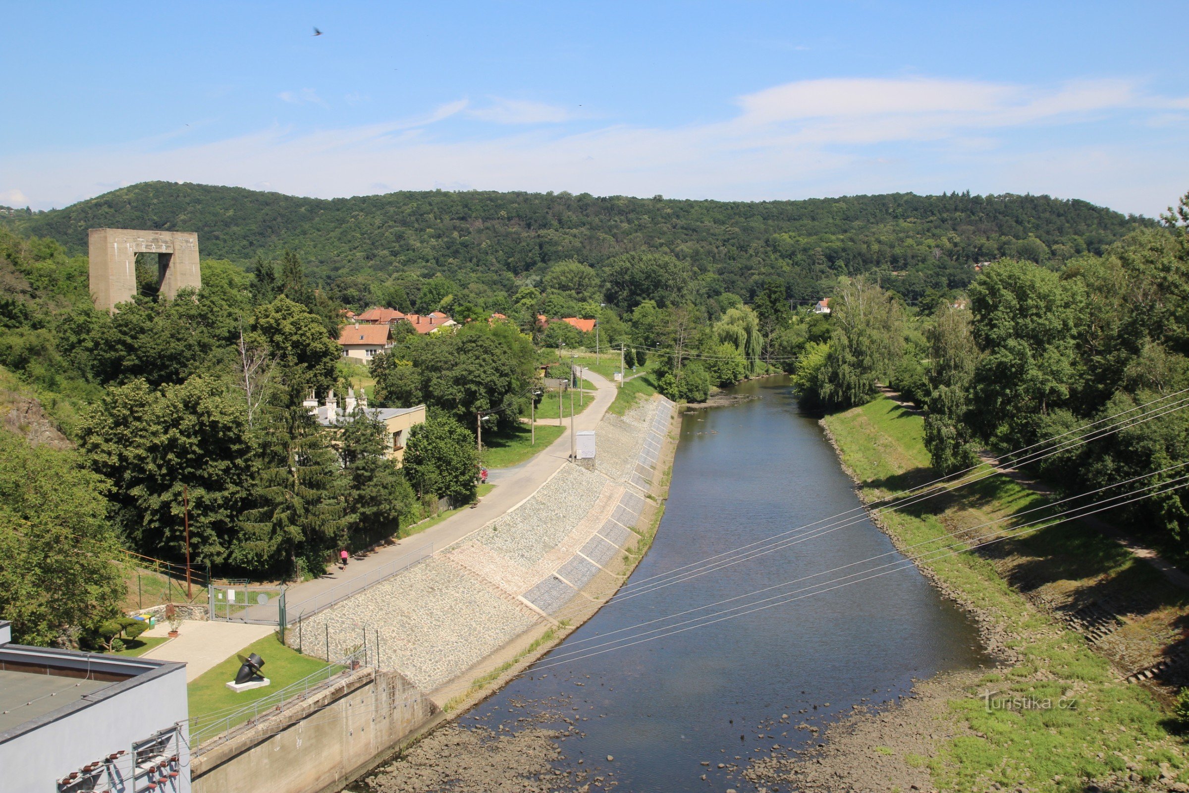 Kammen af ​​Mniší hory fra dæmningen af ​​Brno Reservoir