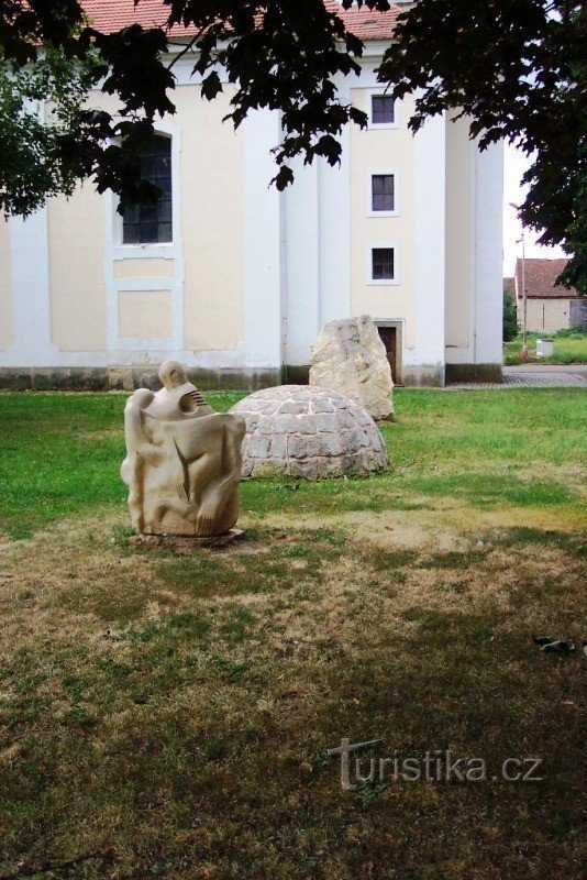 Schächte, Sandsteinskulpturen