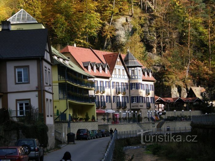 Hřensko - sonce še greje, tu spodaj v dolini pa je že precej hladno.