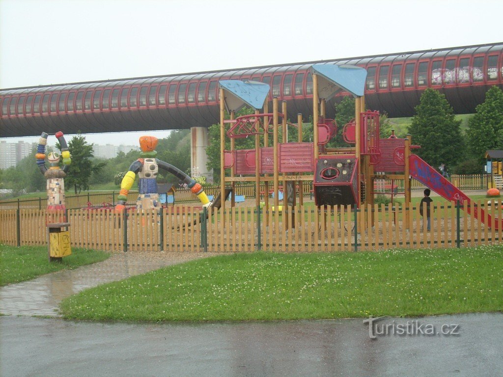 Spielplatz unter der Röhre