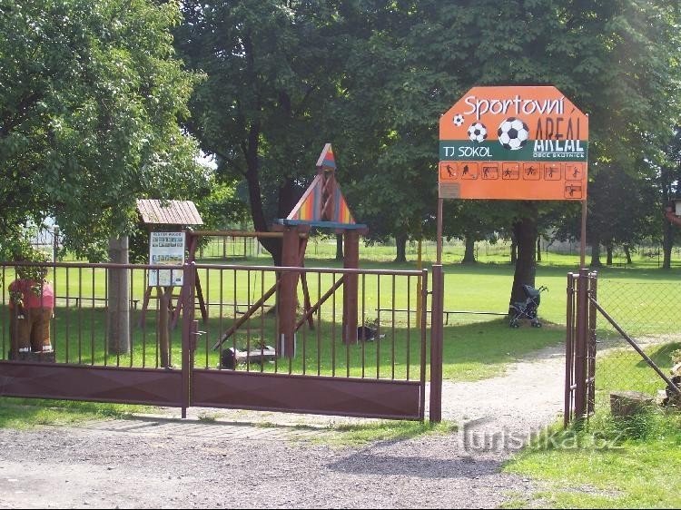 Spielplatz: Sportplatz im Dorf