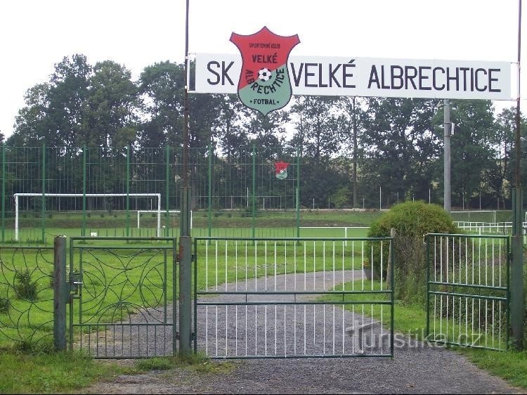 Spielplatz: Sportplatz im Dorf.